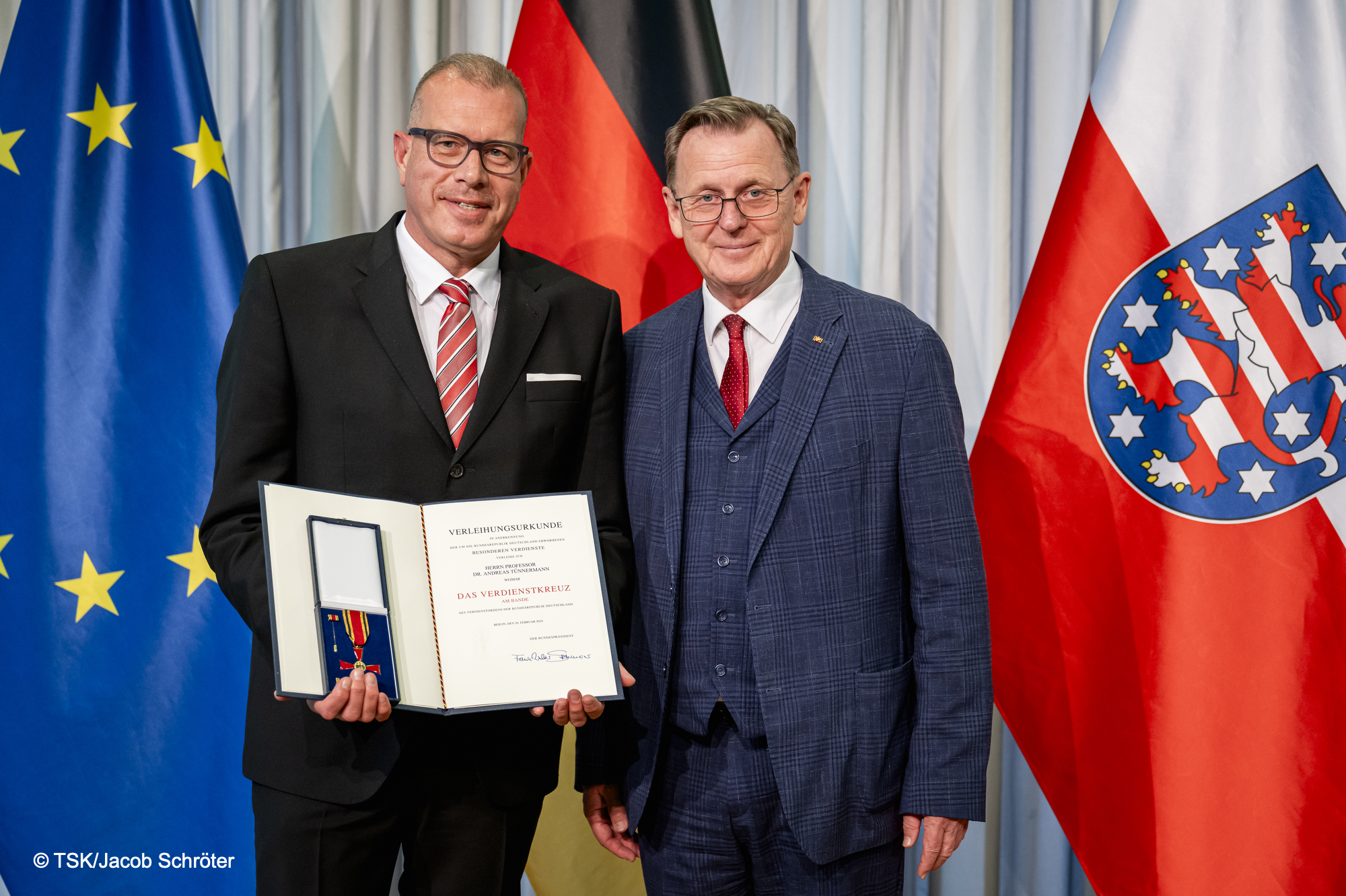 Andreas Tünnermann with the Order of Merit and certificate together with Thuringia&#39;s Minister President Bodo Ramelow.